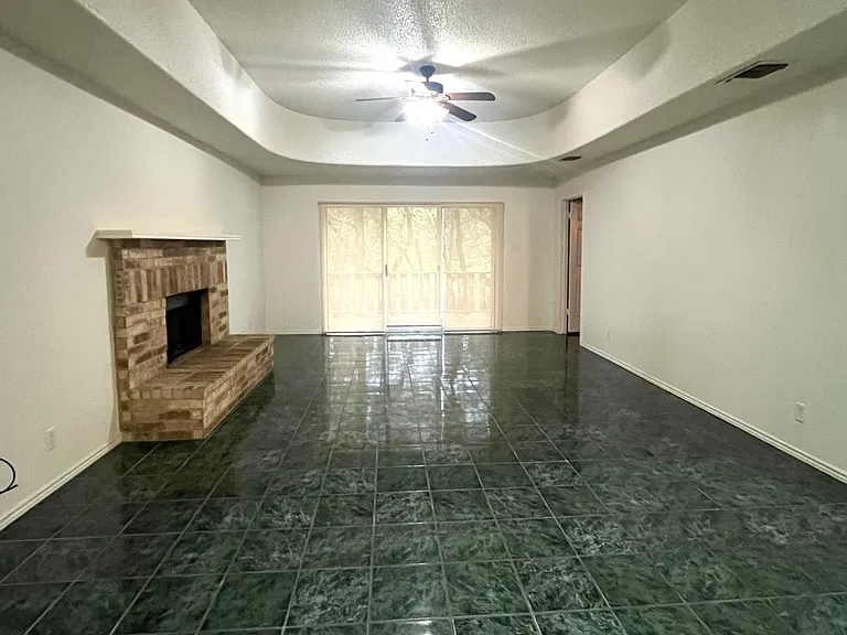 1918 Summerwood Dr — Photo 4