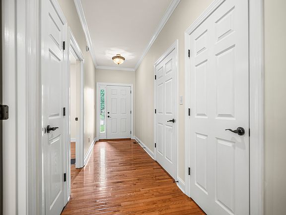 5th image of 242 Clairmont Dr