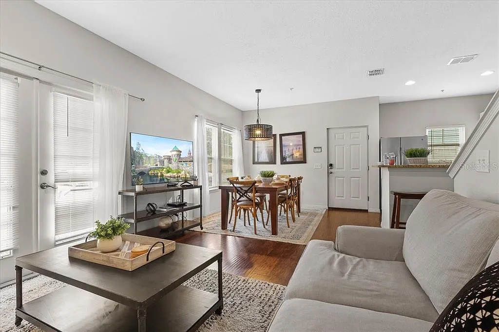 4 bed, 3.0 bath, 1694 sqft, $2,700 — Photo 2