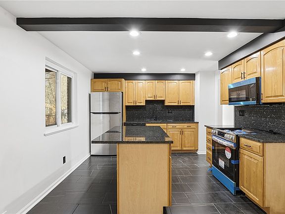 5th image of 156 Deerfield Dr