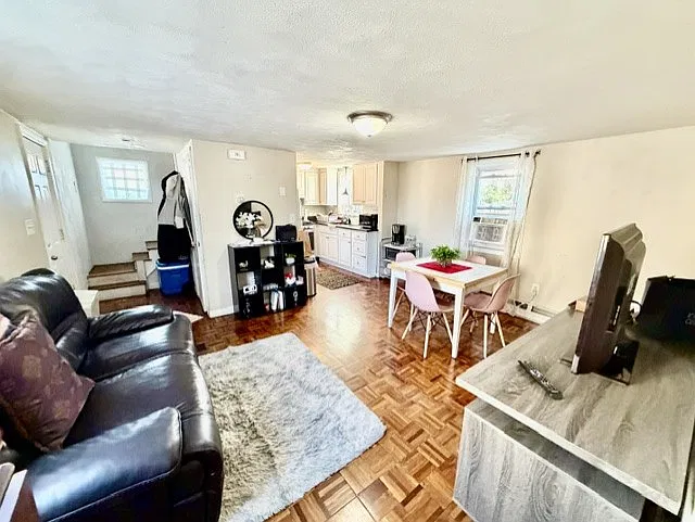 3 bed, 1300 sqft, $3,000 — Photo 2