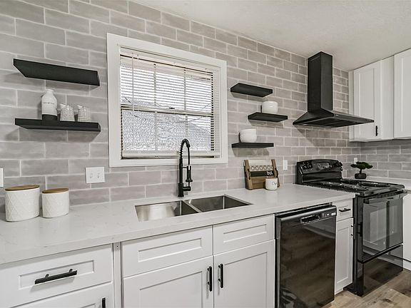 5th image of 306 Red Bud Ln