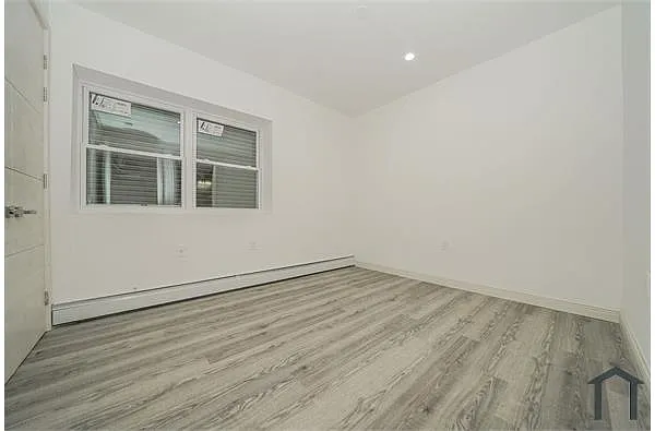 Building Photo - 1046 E 213th St #2
