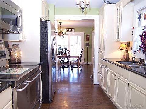 4th image of 27 Greenport Ave
