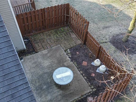 3rd image of 9565 Olde Pond Ln