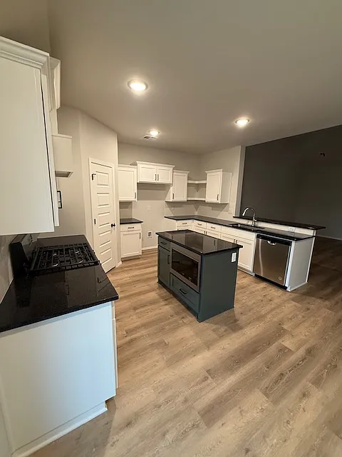 4 bed, 2001 sqft, $2,700 — Photo 4