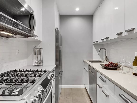 5th image of 104 W 70th St APT 2D