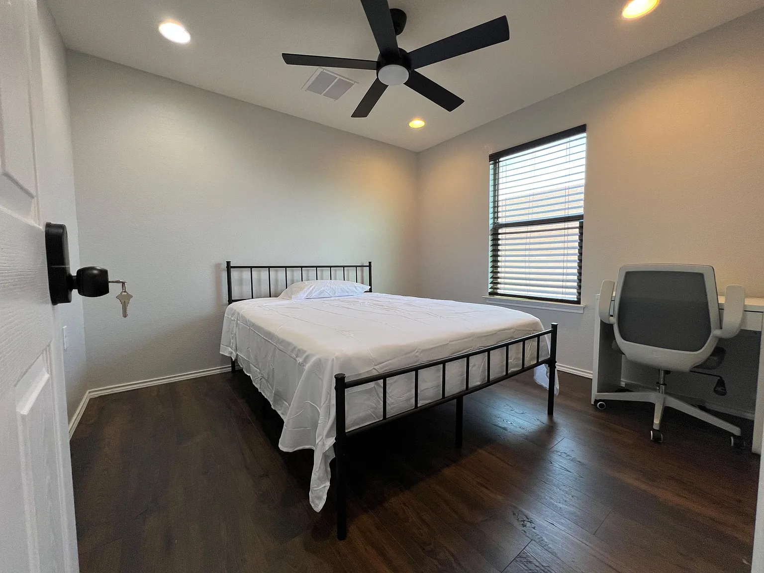 4 bed, 3.5 bath, 3498 sqft, $659 — Photo 2