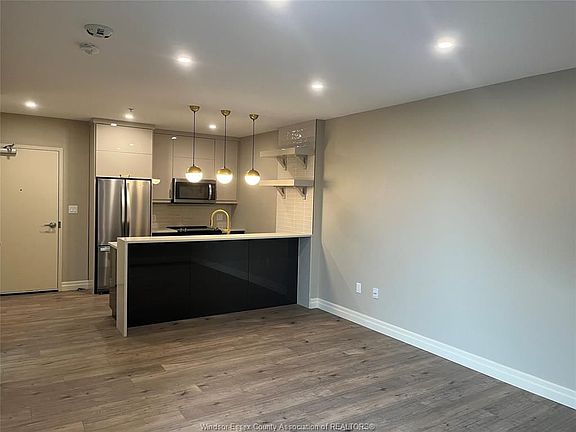4th image of 531 Pelissier St Unit 402