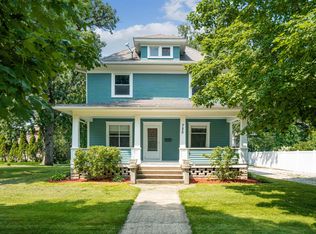 720 E Howard St, Manchester, IA 52057