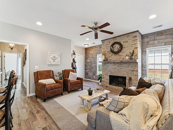 3rd image of 1077 Fairbank Ln
