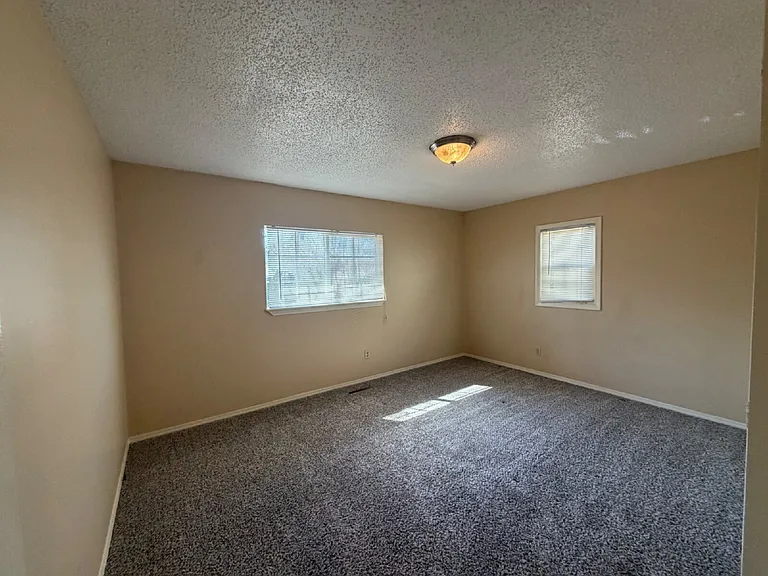 888 Evergreen Ave — Photo 8