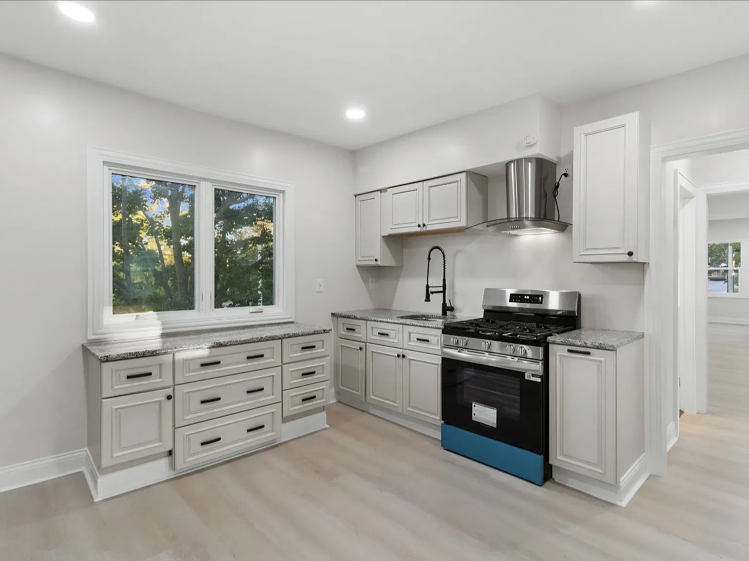 3 bed, 1300 sqft, $2,100 — Photo 4