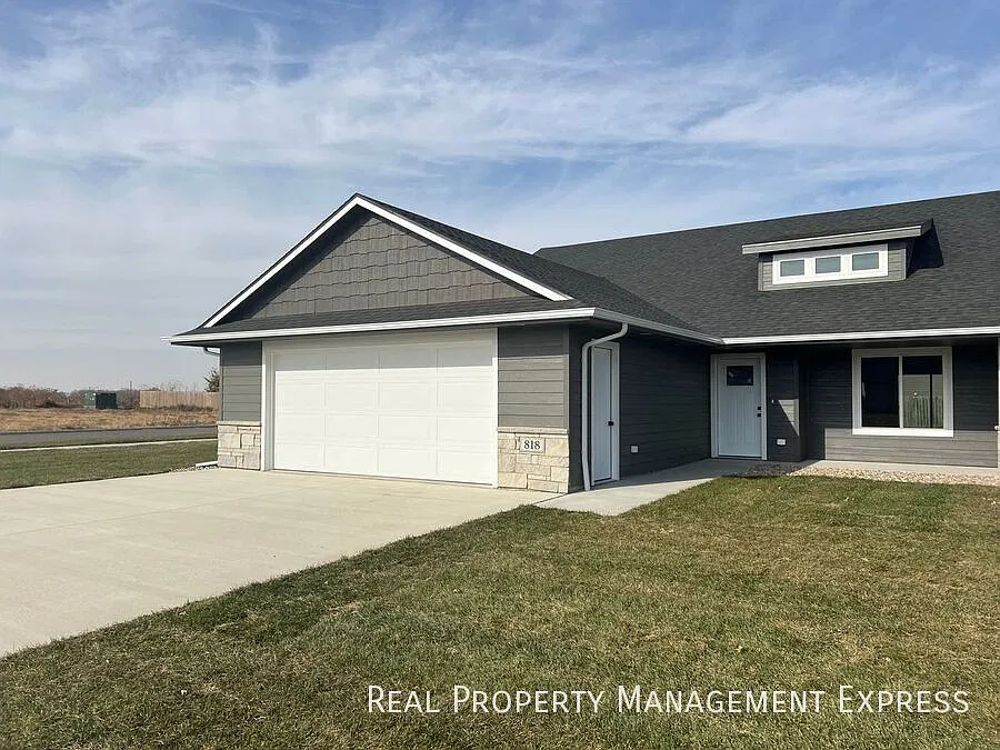 Modern 3-Bedroom Home with Convenience & Style in Harrisburg, SD — Photo 1