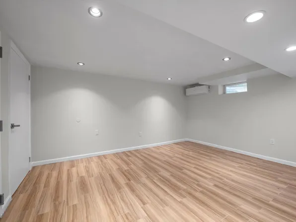 219-44 Peck Avenue image 27 of 32