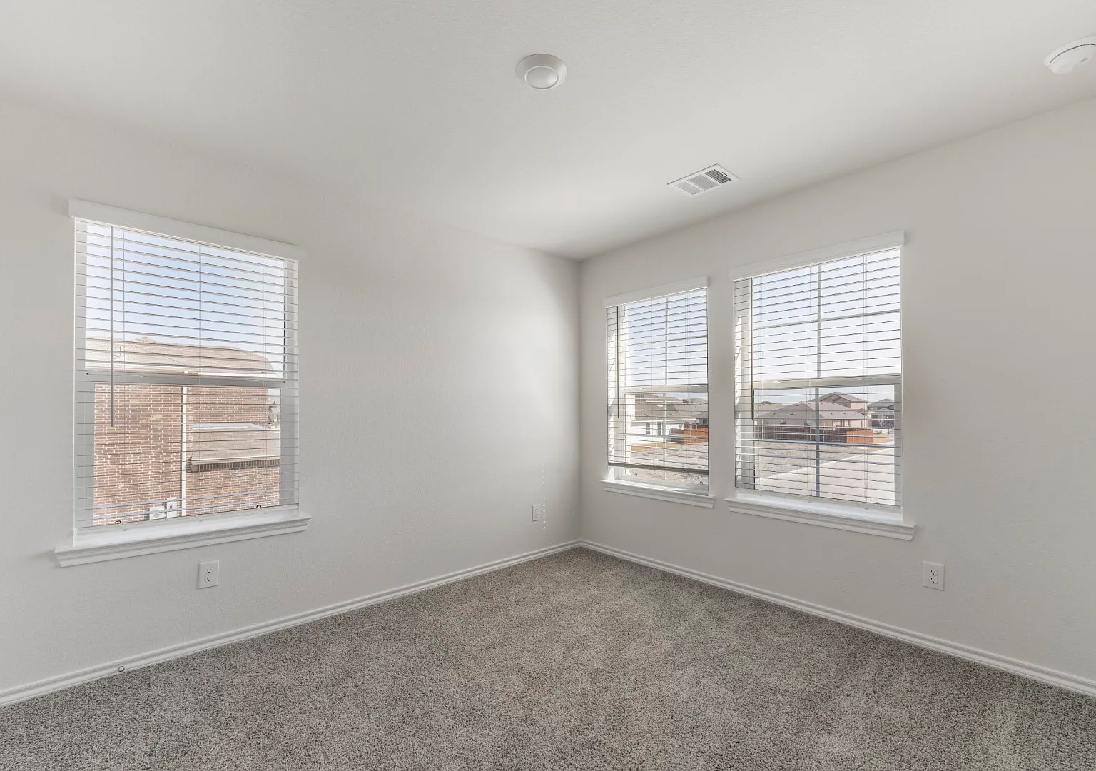 1549 Woodlake Drive — Photo 2