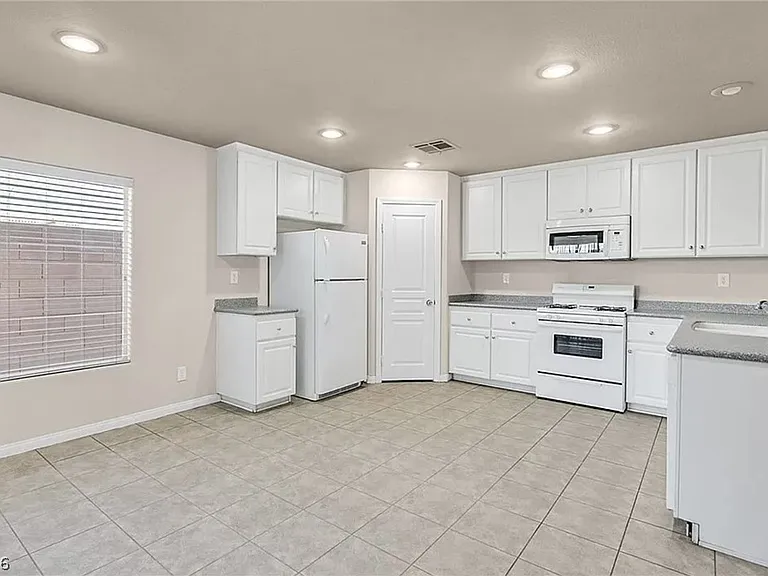 4836 Golden Shimmer Ave — Photo 8