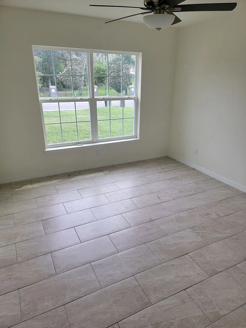 Gorgeous 2/2/2 + Den in Heritage Oaks — Photo 4