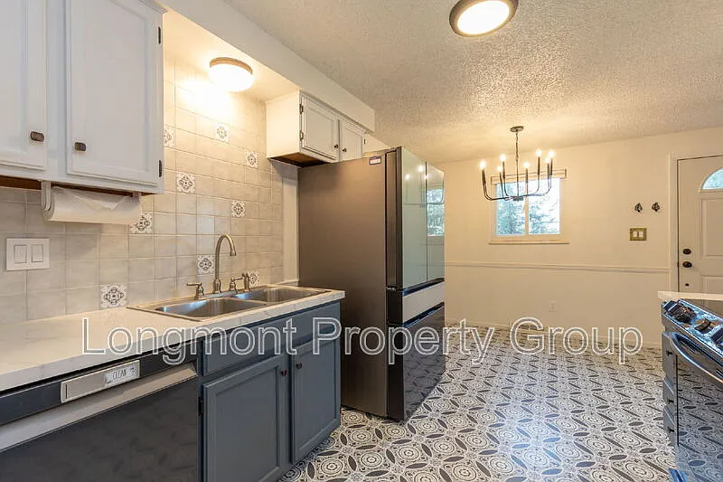 3 bed, 1.0 bath, 984 sqft, $2,440 — Photo 4