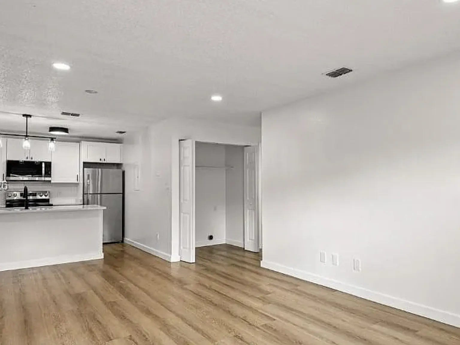 2 bed, 1000 sqft, $1,500 — Photo 3