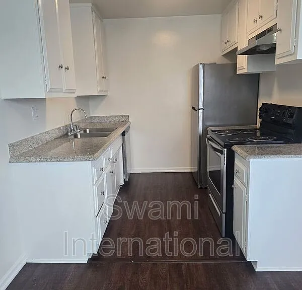 308 W Queen St #12 — Photo 3