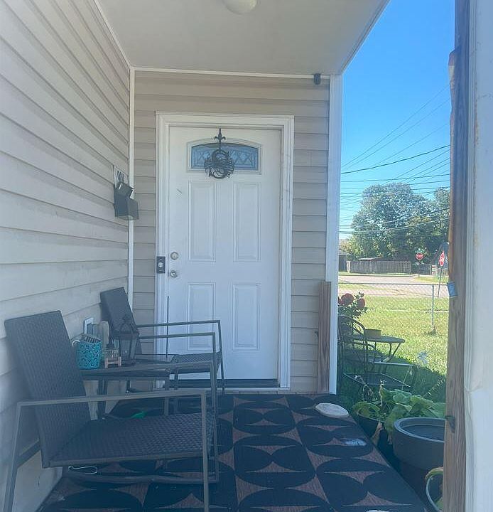 1st image of 904A Royal Ave