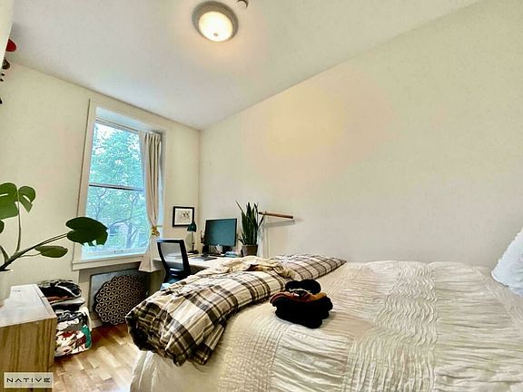 3rd image of 940 Lorimer St APT 3C