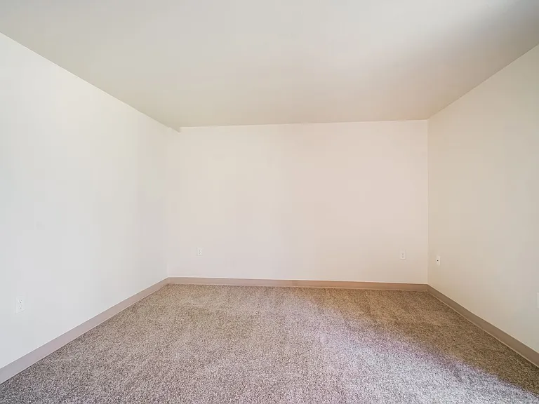 Beautiful Property on a Lake in Corvallis — Photo 7