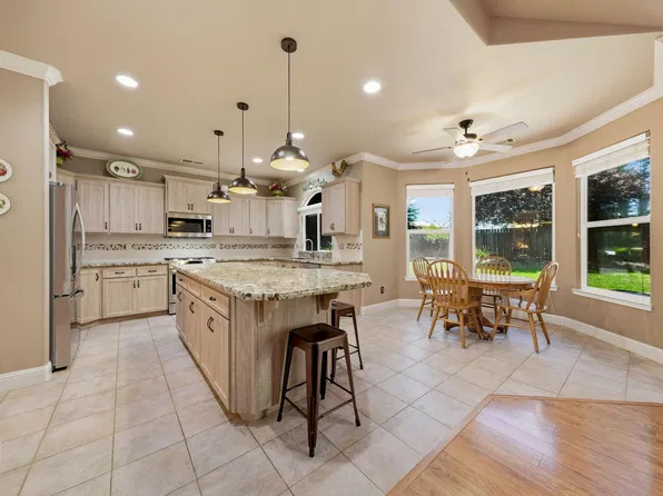 2440 Crescent Moon Ct, Redding, CA 96001