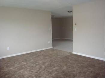 5th image of 1055 Glencoe Dr
