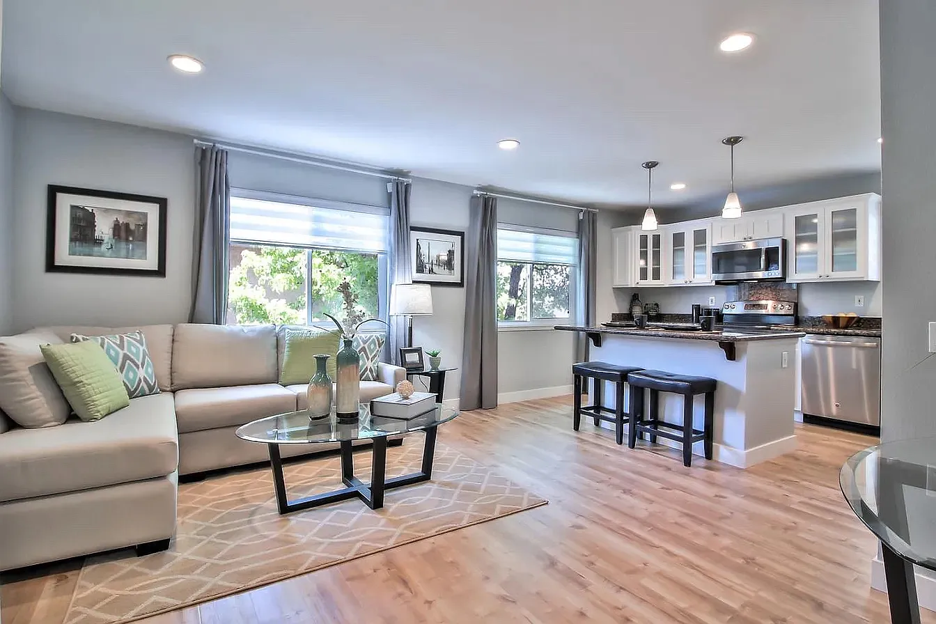 2 bed, 1000 sqft, $4,300 — Photo 2