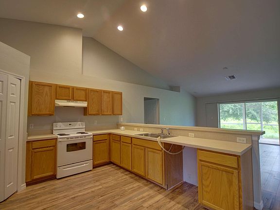 2nd image of 521 Killarney Ave S