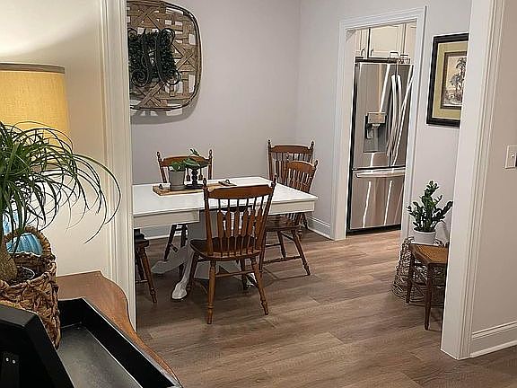 Dining room off of foyer!