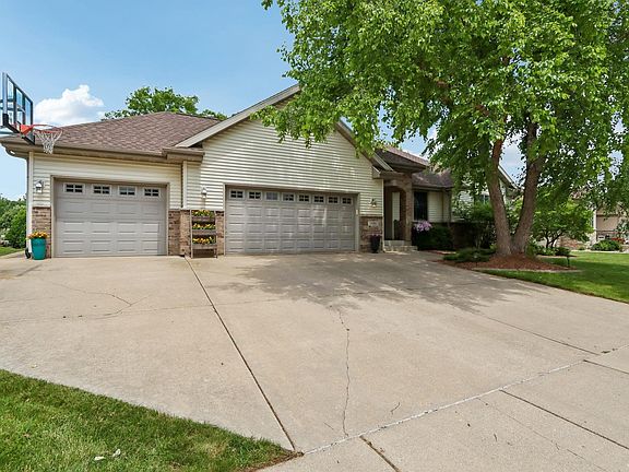 3rd image of 305 Lindsay Way