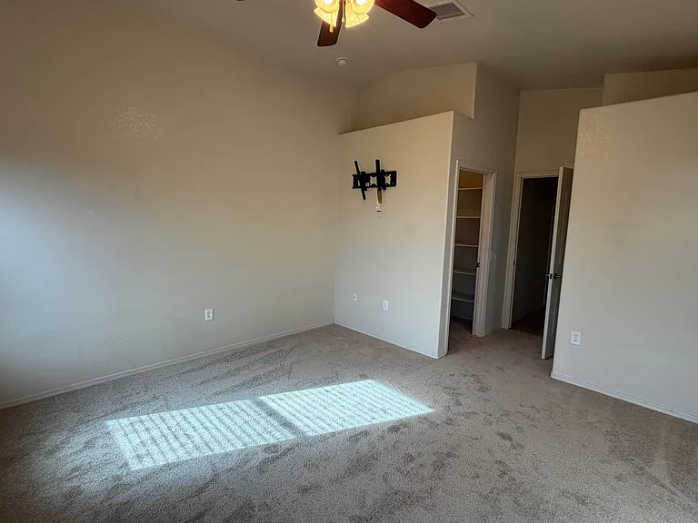 4662 Redwood St — Photo 12