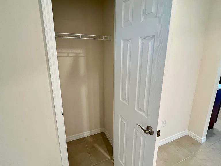 2518 NE 6th Pl — Photo 27