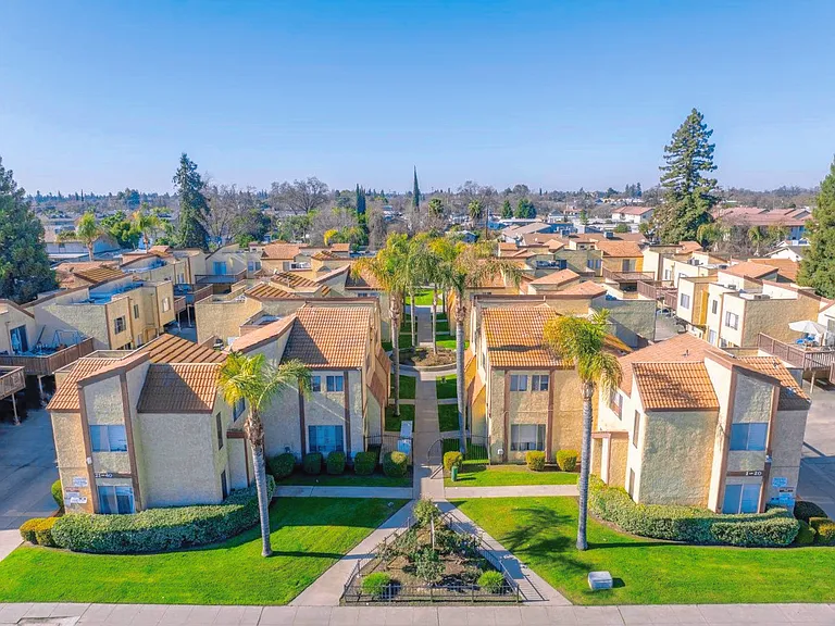 Mission Villa Town Homes — Photo 3