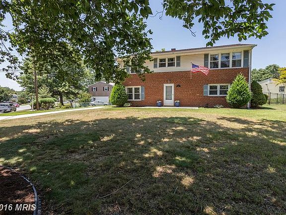 Large front yard with nice mature tree and shrubs