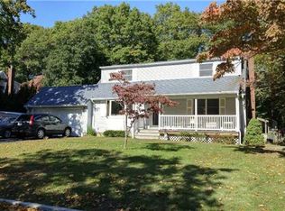 33 Robinson St, Shoreham, NY 11786