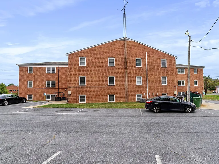 1499 N East St — Photo 22