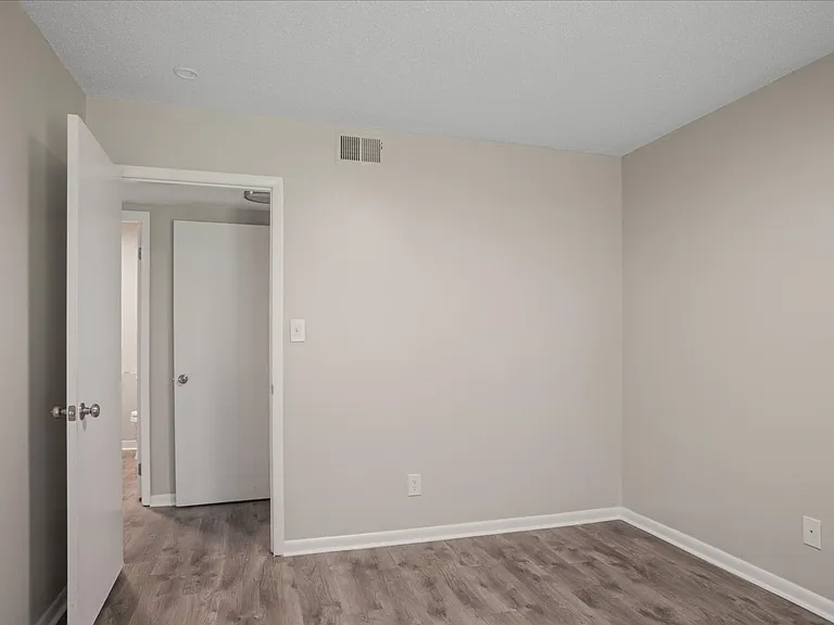 Orleans Apartments — Photo 20