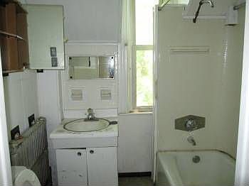 Upstairs bathroom before renovation 12/6/10