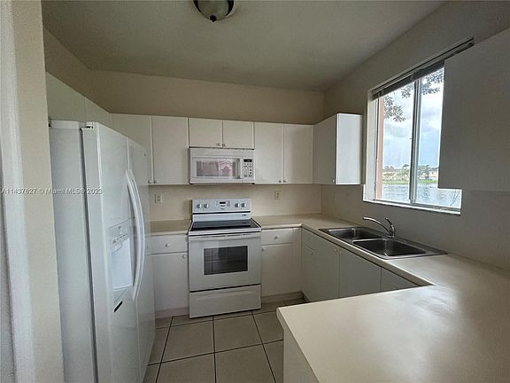 4th image of 2702 SE 15th Pl #153