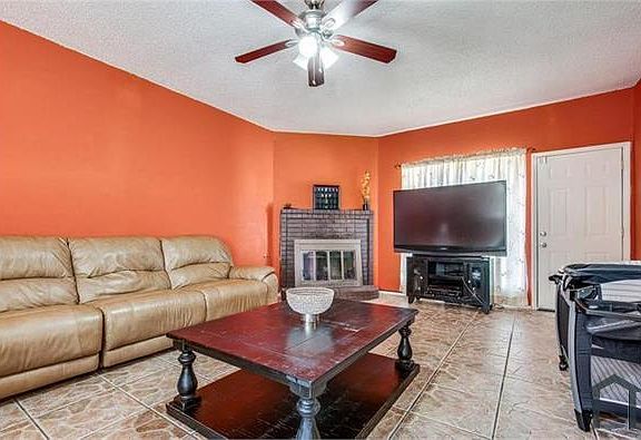 3rd image of 1415 Sandalwood Dr