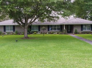 2101 Meadow Ln, El Campo, TX 77437