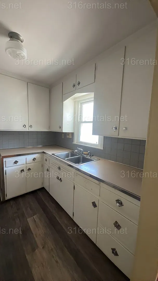 $950 - 2 bedroom / 1 bathroom - Home with a fenced yard and garage! — Photo 4