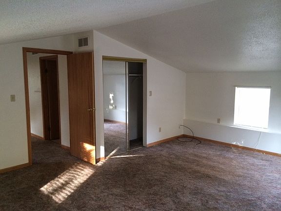 5th image of 321 Blackstone Dr