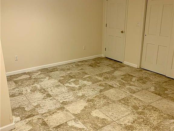 5th image of 33 Windy Hill Dr