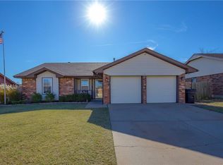 636 NE 16th St, Moore, OK 73160