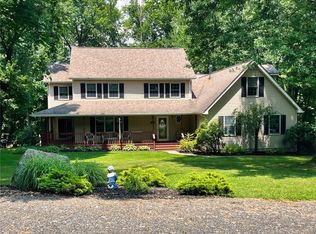 6 Lakewood Dr, New Windsor, NY 12553